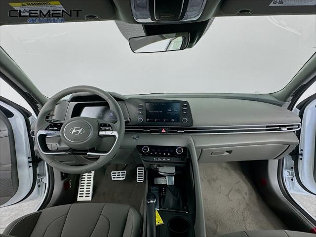 Hyundai Elantra Vehicle Full-screen Gallery Image 11