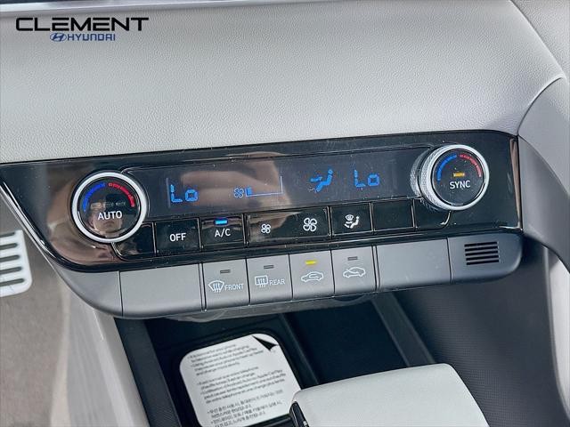Hyundai Elantra Vehicle Full-screen Gallery Image 19
