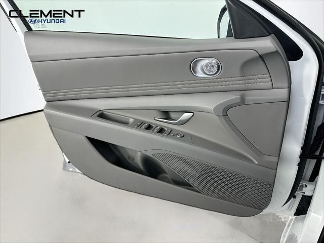 Hyundai Elantra Vehicle Full-screen Gallery Image 22