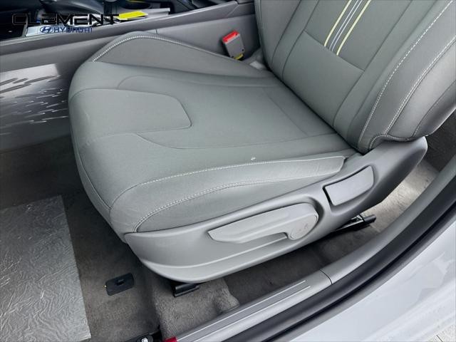 Hyundai Elantra Vehicle Full-screen Gallery Image 23