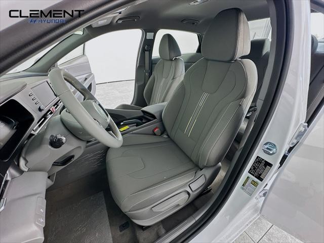 Hyundai Elantra Vehicle Full-screen Gallery Image 24