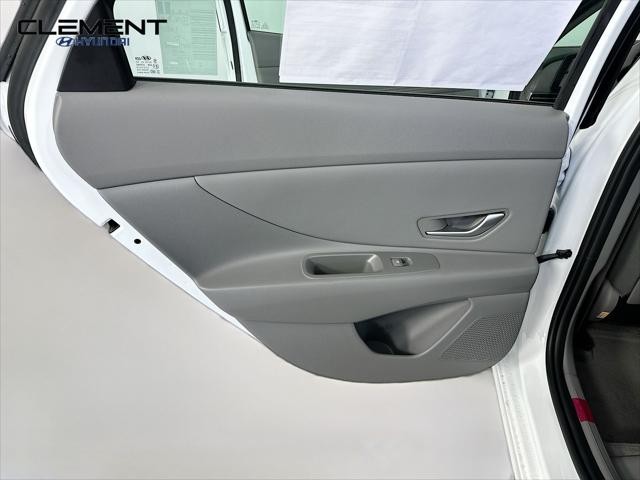 Hyundai Elantra Vehicle Full-screen Gallery Image 25