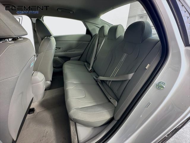 Hyundai Elantra Vehicle Full-screen Gallery Image 26