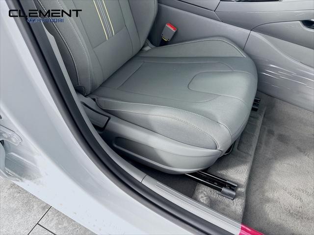Hyundai Elantra Vehicle Full-screen Gallery Image 27