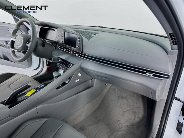 Hyundai Elantra Vehicle Full-screen Gallery Image 28