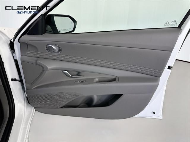 Hyundai Elantra Vehicle Full-screen Gallery Image 29