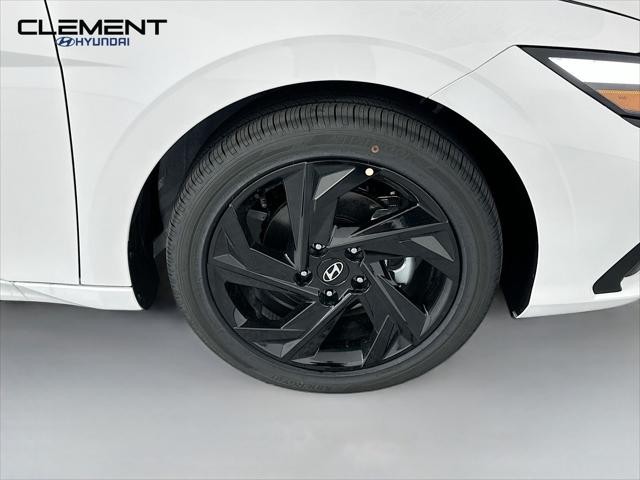 Hyundai Elantra Vehicle Full-screen Gallery Image 30