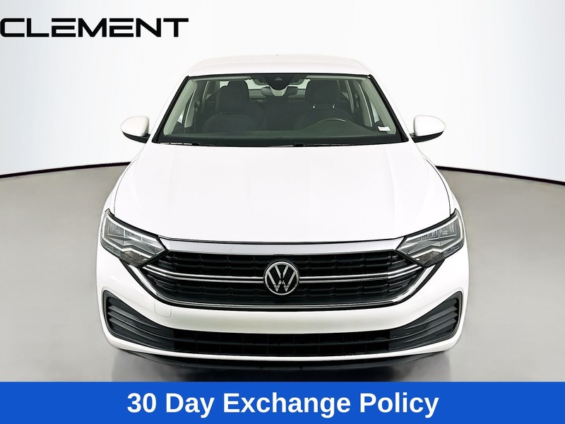 Volkswagen Jetta Vehicle Full-screen Gallery Image 3