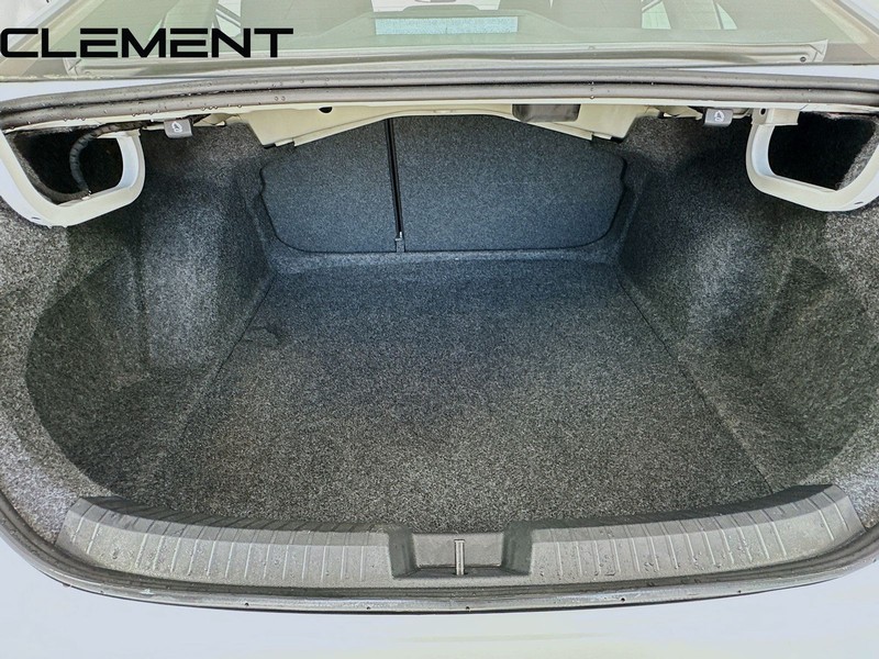 Volkswagen Jetta Vehicle Full-screen Gallery Image 11