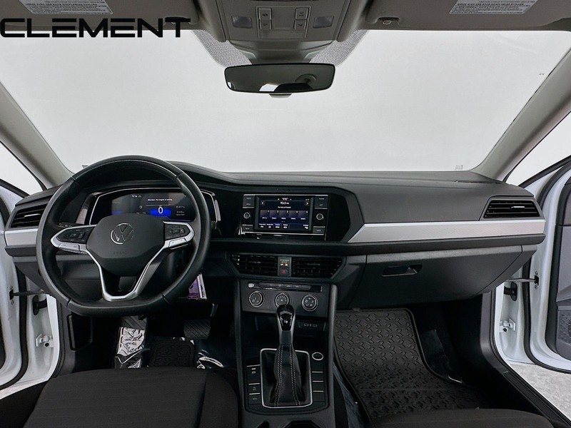 Volkswagen Jetta Vehicle Full-screen Gallery Image 12