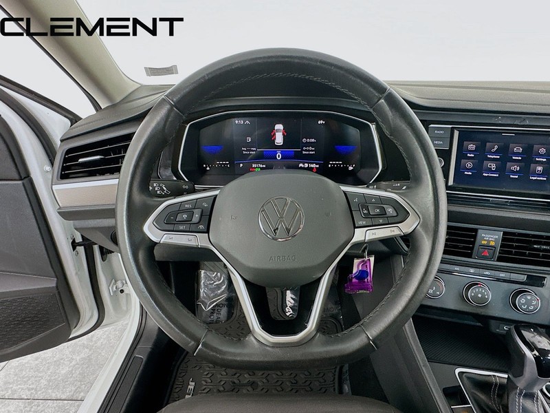 Volkswagen Jetta Vehicle Full-screen Gallery Image 14