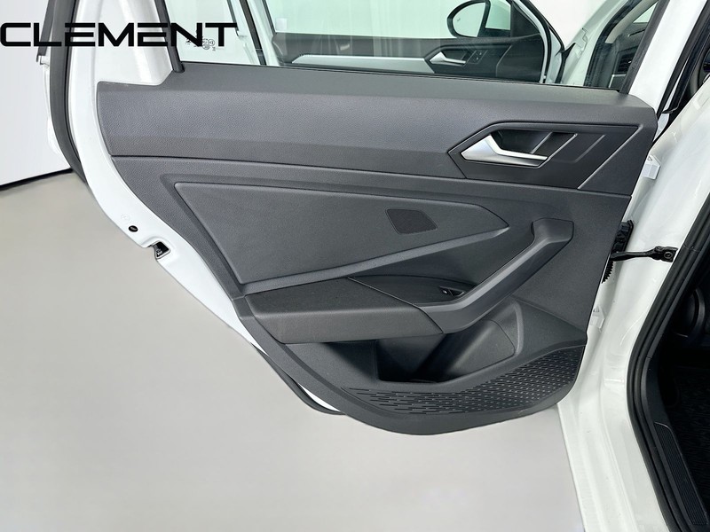 Volkswagen Jetta Vehicle Full-screen Gallery Image 29