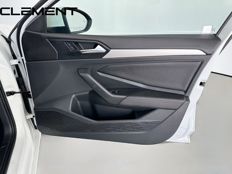 Volkswagen Jetta Vehicle Full-screen Gallery Image 34