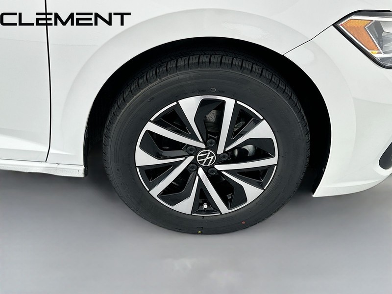 Volkswagen Jetta Vehicle Full-screen Gallery Image 35