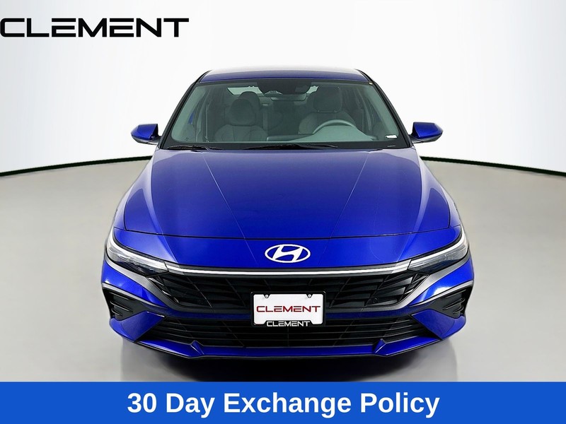 Hyundai Elantra Vehicle Full-screen Gallery Image 3