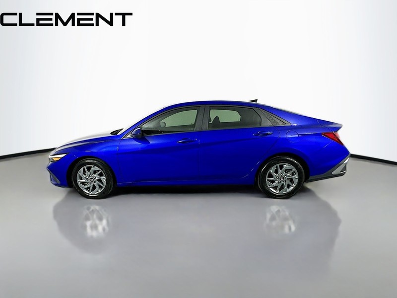 Hyundai Elantra Vehicle Full-screen Gallery Image 6