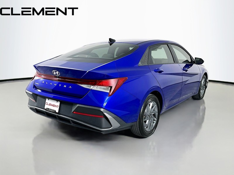 Hyundai Elantra Vehicle Full-screen Gallery Image 7
