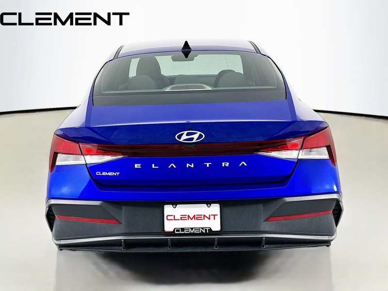 Hyundai Elantra Vehicle Full-screen Gallery Image 8