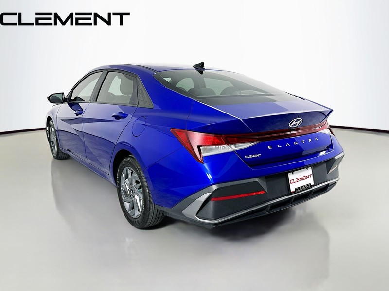 Hyundai Elantra Vehicle Full-screen Gallery Image 10