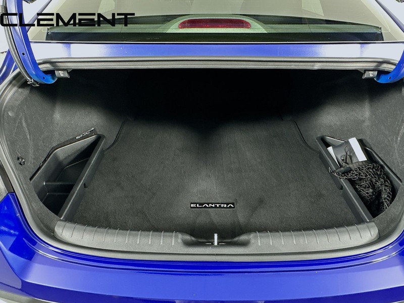 Hyundai Elantra Vehicle Full-screen Gallery Image 11