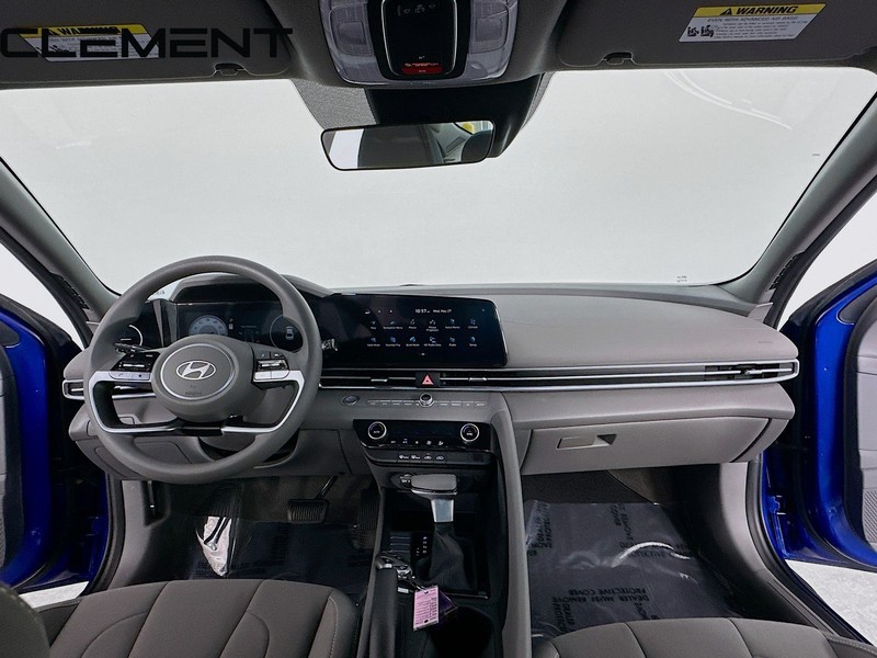 Hyundai Elantra Vehicle Full-screen Gallery Image 12
