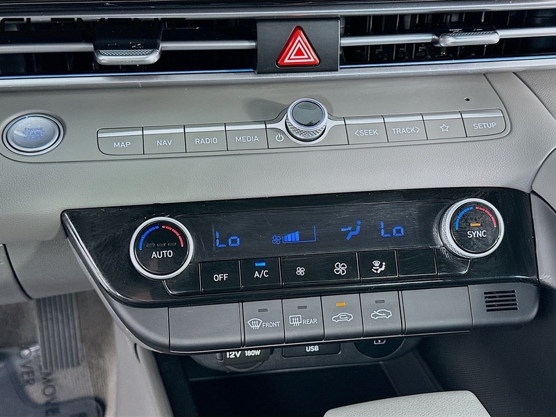 Hyundai Elantra Vehicle Full-screen Gallery Image 22