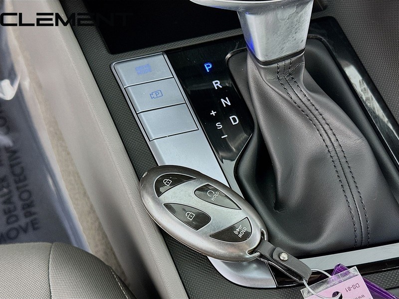 Hyundai Elantra Vehicle Full-screen Gallery Image 23