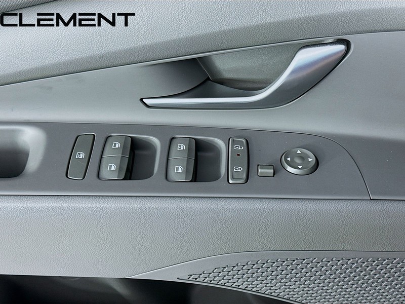 Hyundai Elantra Vehicle Full-screen Gallery Image 24