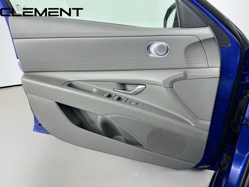 Hyundai Elantra Vehicle Full-screen Gallery Image 25