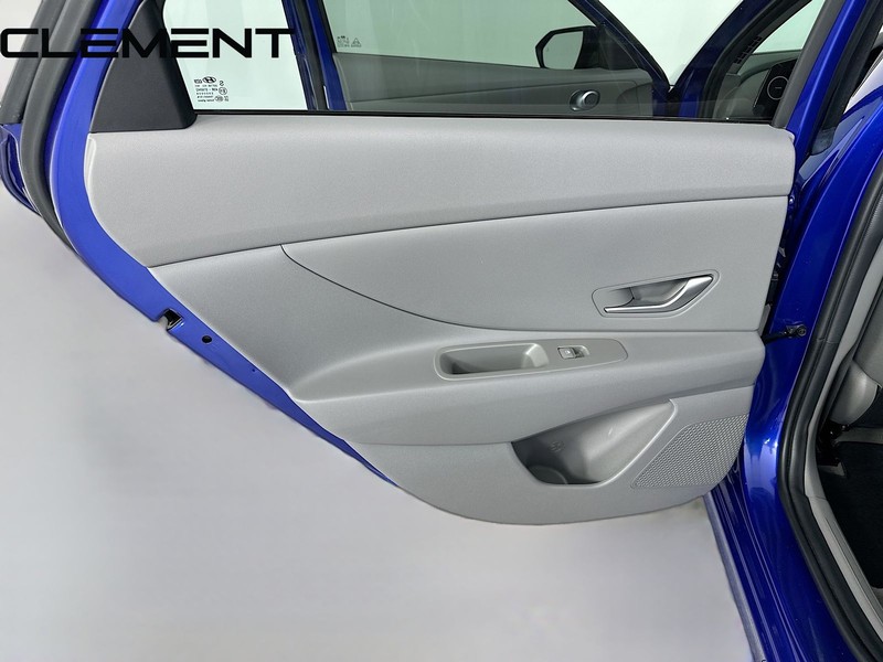Hyundai Elantra Vehicle Full-screen Gallery Image 29