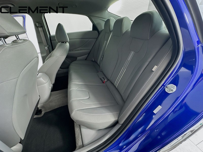 Hyundai Elantra Vehicle Full-screen Gallery Image 30