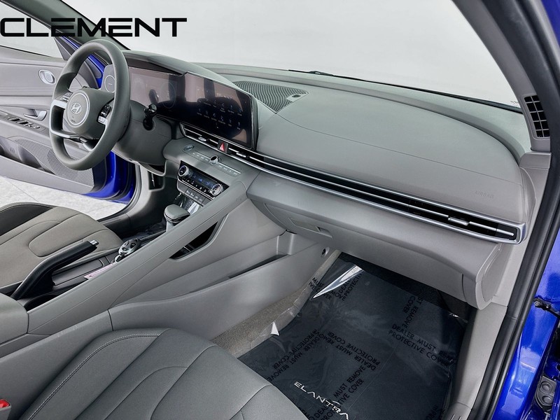 Hyundai Elantra Vehicle Full-screen Gallery Image 33
