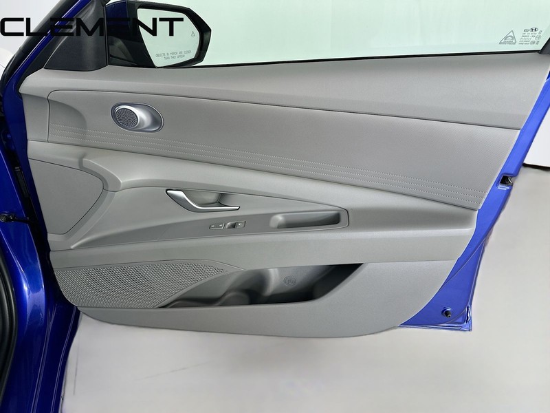 Hyundai Elantra Vehicle Full-screen Gallery Image 34