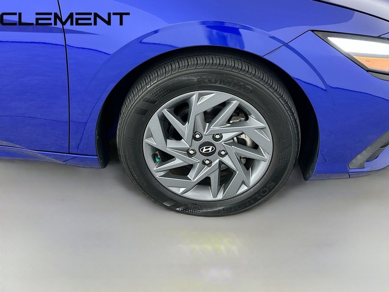 Hyundai Elantra Vehicle Full-screen Gallery Image 35