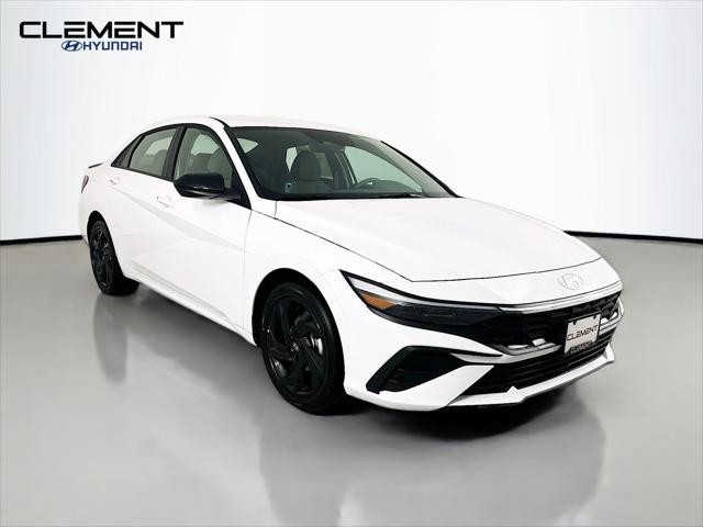Hyundai Elantra Vehicle Full-screen Gallery Image 3
