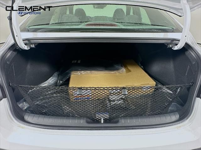 Hyundai Elantra Vehicle Full-screen Gallery Image 9