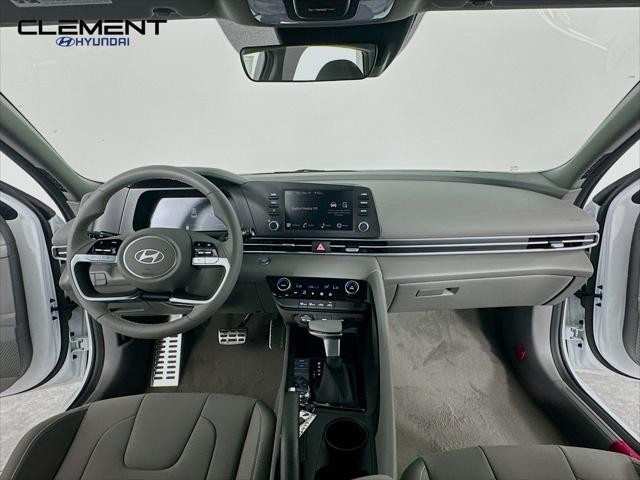 Hyundai Elantra Vehicle Full-screen Gallery Image 11