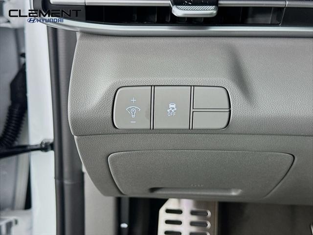 Hyundai Elantra Vehicle Full-screen Gallery Image 12