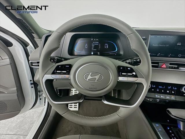 Hyundai Elantra Vehicle Full-screen Gallery Image 13