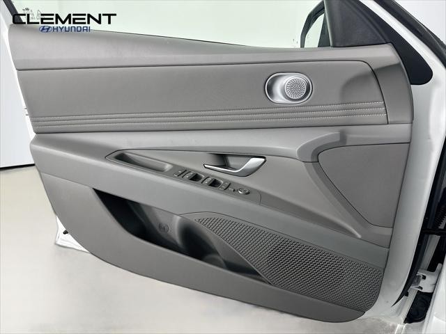 Hyundai Elantra Vehicle Full-screen Gallery Image 22