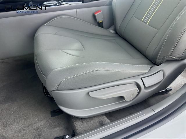 Hyundai Elantra Vehicle Full-screen Gallery Image 23