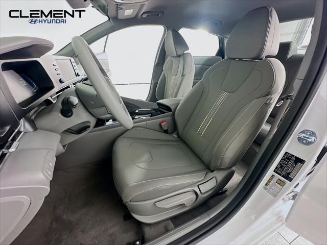 Hyundai Elantra Vehicle Full-screen Gallery Image 24
