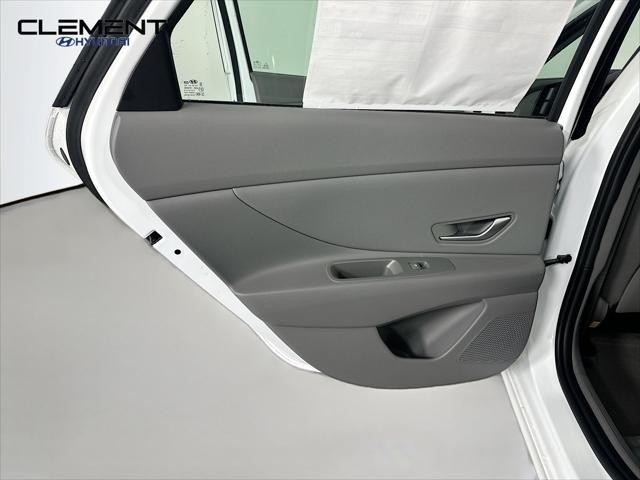 Hyundai Elantra Vehicle Full-screen Gallery Image 25