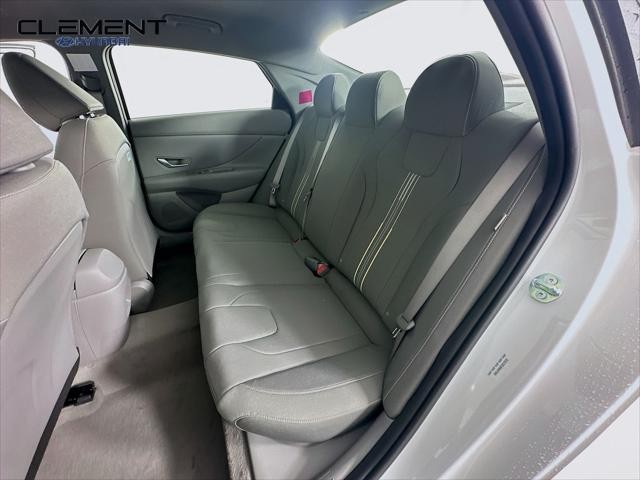 Hyundai Elantra Vehicle Full-screen Gallery Image 26