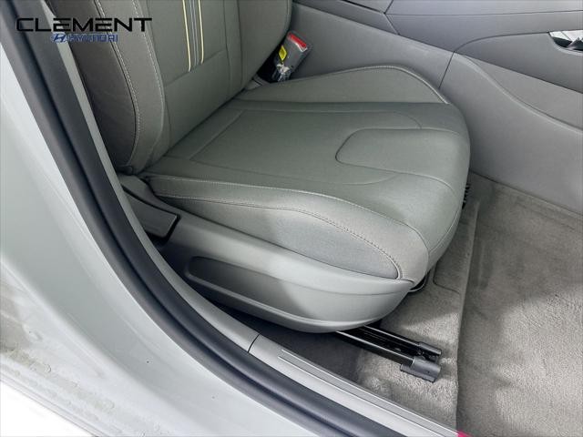 Hyundai Elantra Vehicle Full-screen Gallery Image 27