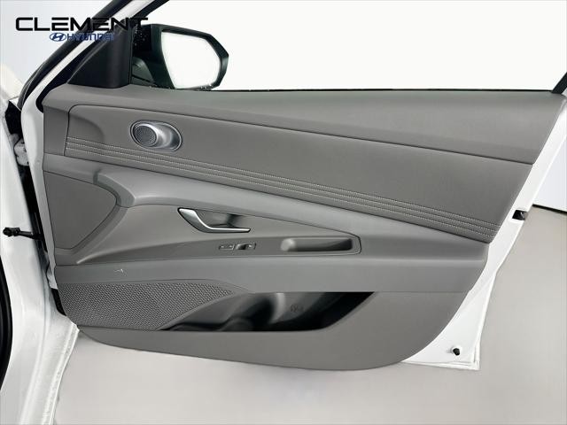 Hyundai Elantra Vehicle Full-screen Gallery Image 29