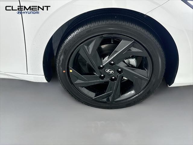Hyundai Elantra Vehicle Full-screen Gallery Image 30