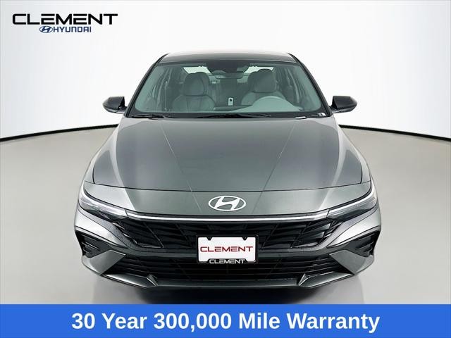 Hyundai Elantra Vehicle Full-screen Gallery Image 2