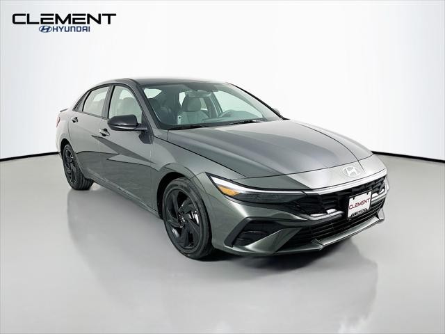 Hyundai Elantra Vehicle Full-screen Gallery Image 3