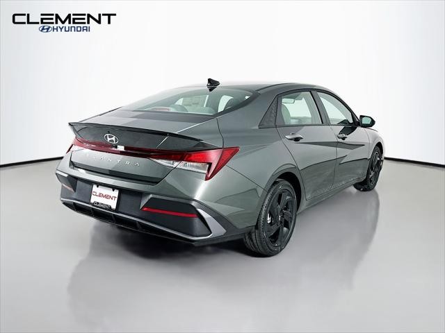 Hyundai Elantra Vehicle Full-screen Gallery Image 6